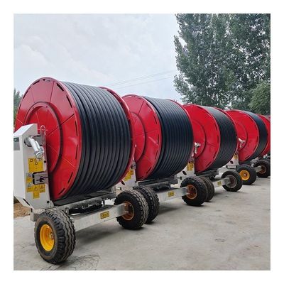Sistema de irrigação linear com mangueira, espelho, espingarda de chuva e sprinkler para conservação de água