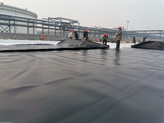 Geomembrana de superfície lisa de HDPE para construção de lagos e túneis de aterros 50m-200m Resistente a produtos químicos