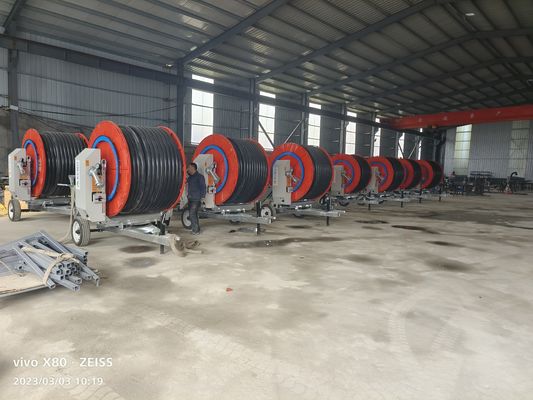Máquinas de irrigação por pivô agrícolas modernas Irrigador móvel Sistema de equipamento de irrigação de trilhos para fazendas