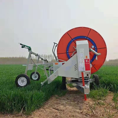 Sistema de irrigação de mangueira e irrigador de viagem