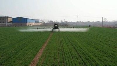 Sistema de irrigação de mangueira de rolos de água de pulverização ajustável para agricultura Solução de irrigação versátil com tecnologia avançada e travessa