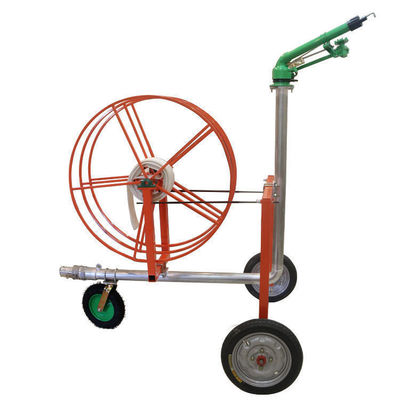 Caminhão de irrigação de terras agrícolas móveis, rolos de mangueiras de jardim e aspersores de armas de chuva pesada