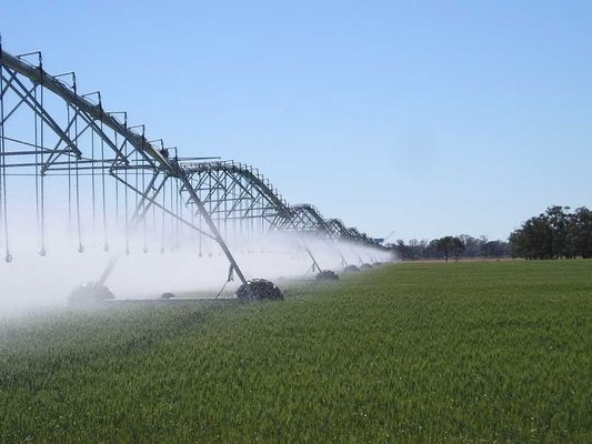 Instalação de irrigação por pivô de metal de 230 kg por superior Farm Irrigation Tech A solução para o crescimento ideal das culturas