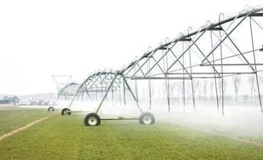 Irrigação de precisão feita fácil irrigador de movimento lateral para agricultura inteligente com água 3800 KG