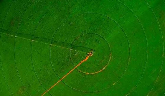 Pivot do centro personalizável A solução definitiva de economia de água para operações agrícolas de rendimento e restaurantes