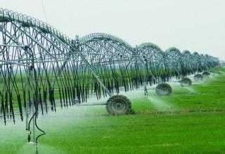 Irrigação com pivô central com monitoramento remoto e construção de metal